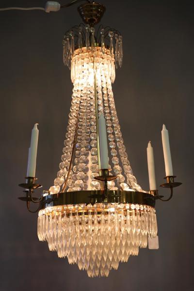 Ljusskrona för 6 ljus, 1900-tal, förgylld metallstomme behängd med prismor, hö 85, diam 60 cm_849a_8dafa0cb7ed1308_lg.jpeg